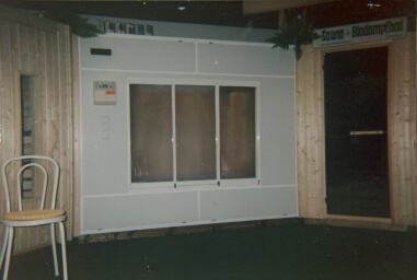 Smart Sauna von Koll für kleinen Platzbedarf mit 220 Volt auf einer Messe im Jahre 1990. Ausgestattet mit einem Kombinationsofen für Sauna und Biodampfbad (Kolldarium). In der Decke integriert ist die damals noch weniger verbreitete Koll Vital Color Sonne. 